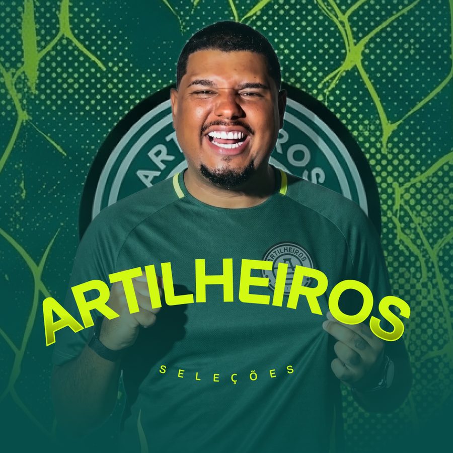 Lucas Tylty segurando uma bola de futebol, com a camisa da seleção brasileira, em um campo de futebol iluminado por refletores à noite.